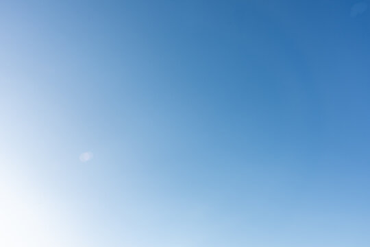 C&eacute;u azul com dia limpo com nuvens esparsas.