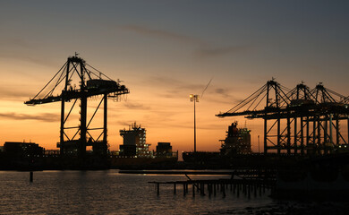 Obraz premium A picture of sunset view silhoutte and long exposure port terminal with ship insight