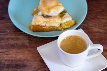 Kaffee und  Kuchen auf einem Tisch