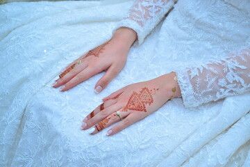 An Arab bride puts a henna tattoo with her wedding ring. Islamic marriage