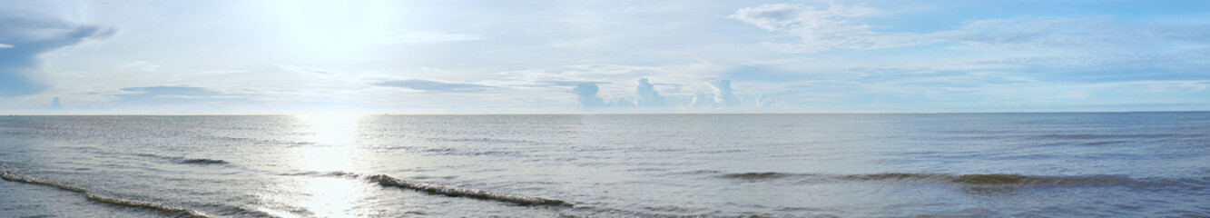 Obraz premium seascape or ocean with beach in horizontal scenic view and sun