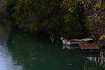 Fototapeta na wymiar little boats on the river in autumn