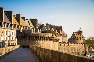 Fortified walls and city of Saint-Malo, Brittany, France - obrazy, fototapety, plakaty