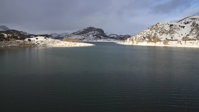 Embalse del Porma con las Monta&ntilde;as nevadas