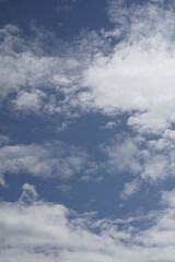 Cumulus, Schönes und elegantes Gebilde aus unterschiedlichen Wolken am abendlichen Himmel