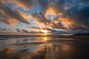 Fototapeta premium Beautiful sunset at Praia Tres Irmaos in Alvor in the Algarve Portugal