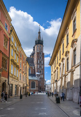 Fototapeta na wymiar Kraków ulica Floriańska i widok na Kościół Mariacki