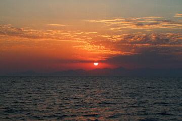 Fototapeta premium vue sur la mer avec coucher de soleil, vu sur l'horizon