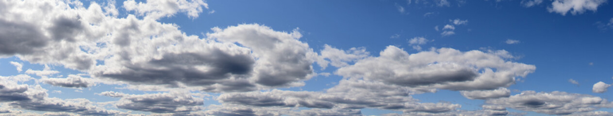 Fototapeta na wymiar cloudscape with many large clouds on day sky
