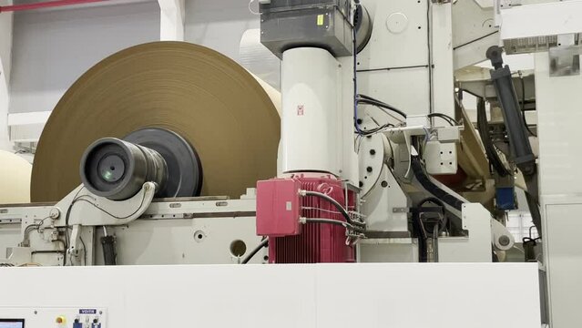 Detailansichten einer Maschine welche Pappe, Papier herstellt.