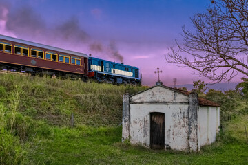 Obraz premium Trem antigo soltando fumaça conhecido por 