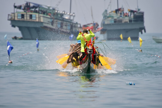 dragon boat racing to finish