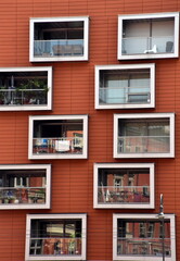 Fensterspiegelungen an einem Haus in Berlin