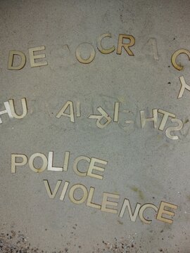 Illustration redaktionell Kunst Fotografie Texte mit Buchstaben im Sand verloren Demokratie Menschenrechte Polizeigewalt Fußball, Einlass Chaos,
