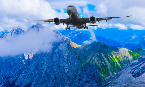 Flugzeug fliegt über Alpen