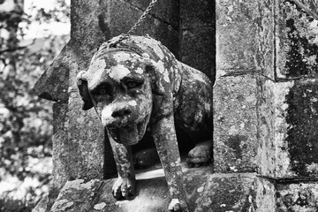 Gros chien en pierre  .