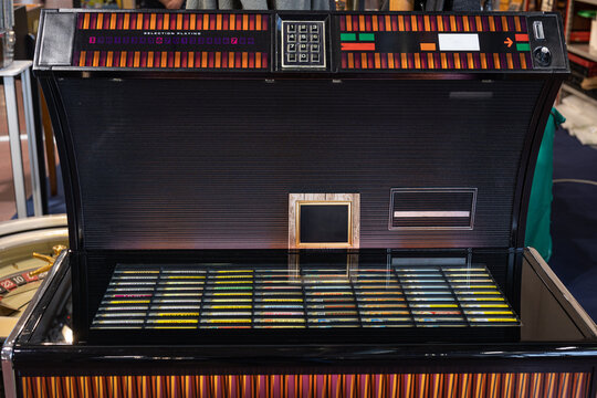 Details Of Retro Jukebox: Music And Dance In The 1940s And In The 1950s.