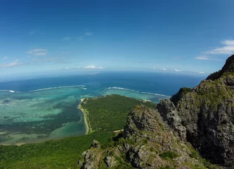 Photo sur Plexiglas Le Morne, Maurice Vue sur le sommet de la montagne du Morne et la péninsule vue du ciel, Ile Maurice