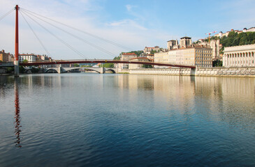 Fototapeta na wymiar La passerelle du Palais-de-Justice est un pont franchissant la Saône à Lyon.