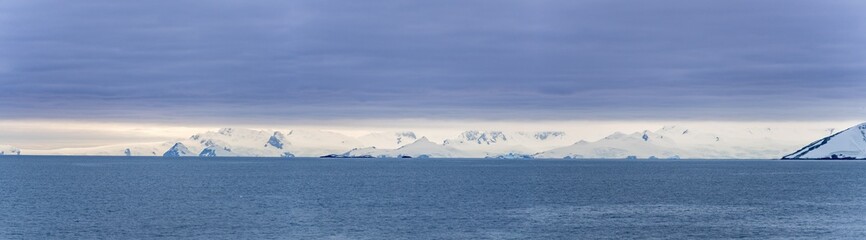 Antarktis Expedition - traumhafte Panoramalandschaft im  Vulkankrater von  Deception Island -...