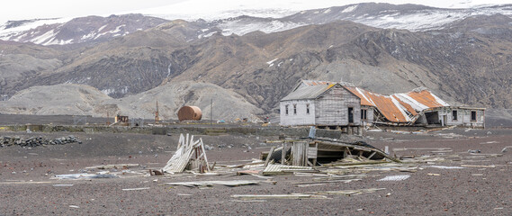 Verlassene norwegische Waljägerstation rostige Blubbertanks Panorama auf Deception Island -...