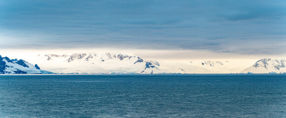 Antarktis Expedition - traumhafte Panoramalandschaft im  Vulkankrater von  Deception Island - Whalers Bay (Süd-Shetlandinseln) © stylefoto24