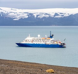 Antarktis Expedition - Expeditionskreuzfahrtschiff im Vulkankrater von  Deception Island - Whalers...