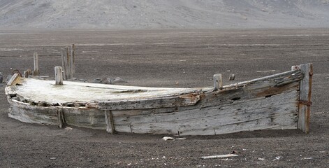 altes verlassenes Ruderboot / Walfänger Boot auf auf Deception Island - Whalers Bay (Süd-Shetlandinseln) Antarktis