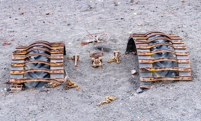 Überrrest eines alten rostigen, verschütteten Traktors in  verlassener norwegischer Waljägerstation  auf Deception Island - Whalers Bay Süd-Shetlandinseln Antarktis  Sprache für Stichwörter: Deutsch © stylefoto24