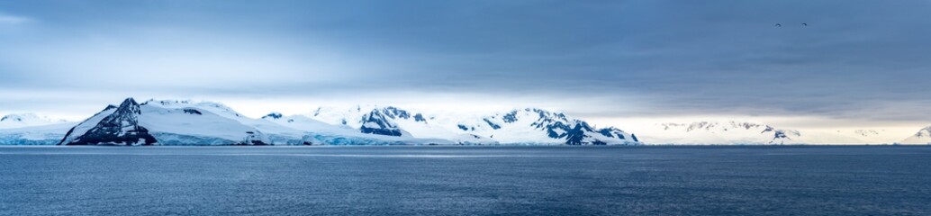 Fototapeta na wymiar Antarktis Expedition - traumhafte Panoramalandschaft im Vulkankrater von Deception Island - Whalers Bay (Süd-Shetlandinseln)