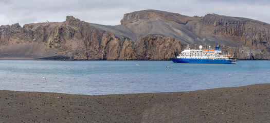 Antarktis Expedition - Expeditionskreuzfahrtschiff im Vulkankrater von  Deception Island - Whalers...