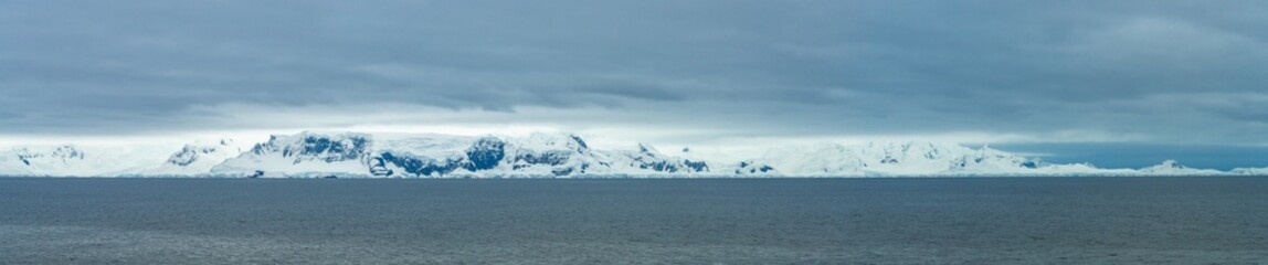 Antarktis Expedition - traumhafte Panoramalandschaft im  Vulkankrater von  Deception Island - Whalers Bay (Süd-Shetlandinseln)