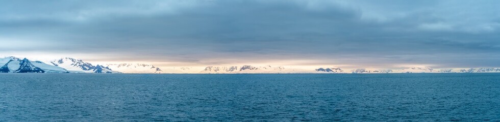 Antarktis Expedition - traumhafte Panoramalandschaft im  Vulkankrater von  Deception Island -...