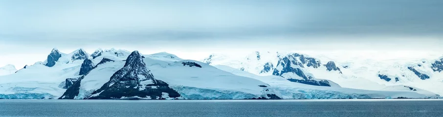 Foto op Canvas Antarktis Expedition - traumhafte Panoramalandschaft im  Vulkankrater von  Deception Island - Whalers Bay (Süd-Shetlandinseln) © stylefoto24