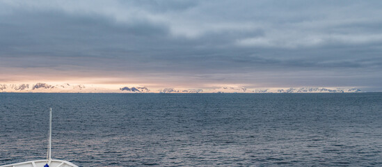 Antarktis Expedition - Expeditionskreuzfahrtschiff im Vulkankrater von  Deception Island - Whalers...