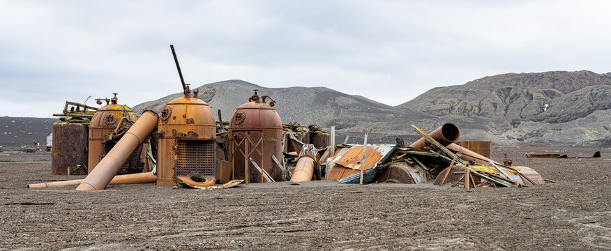 Verlassene norwegische Walj&auml;gerstation rostige Blubbertanks Panorama auf Deception Island - Whalers Bay (S&uuml;d-Shetlandinseln) Antarktis