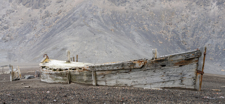 altes verlassenes Ruderboot / Walf&auml;nger Boot auf auf Deception Island - Whalers Bay (S&uuml;d-Shetlandinseln) Antarktis