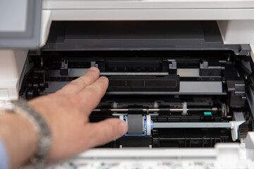 Replacing the cartridge in the laser printer.