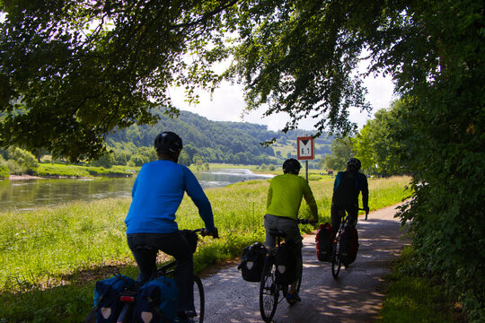 Radfahrer auf dem Weserradweg in Wehrden 
H&ouml;xter/ Beverungen / Germany