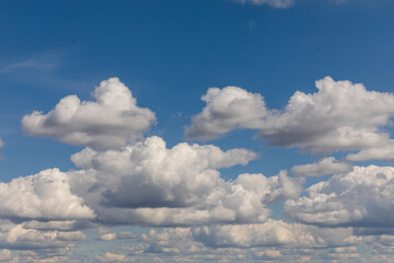 Obraz premium Beautiful white clouds in a blue sky.