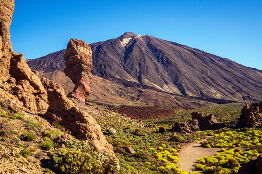 Roque Cinchado along Roques de Garcia hiking trail, Teide National Park, Tenerife, Canary Islands, Spain