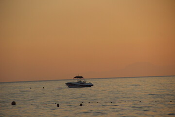 Naklejka premium boat at sunset