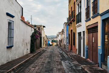 Fototapeta na wymiar Calles coloniales del Centro Histórico de la Ciudad de Queretaro cerca del barrio de la Cruz