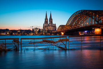 Hochwasser in Köln am Rhein im Winter