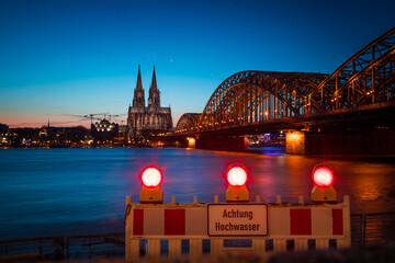 Hochwasser in Köln am Rhein im Winter
