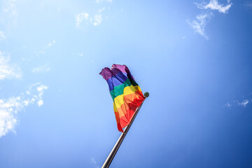 LGBTQ Pride Flagge weht in Köln