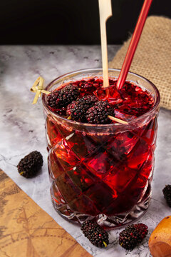 Drink ou coquetel com amora fresca. Caipirinha ou caipirosca com frutas vermelhas e gelo. 