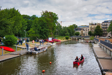 Blick auf den Stadthafen mit Anlegestelle, Ausflugsboot und Kanu, Leipzig, Sachsen, Deutschland