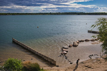 Blick auf das Wasser und den Strand am Strandbad Markkleeberger See bei Leipzig, Markkleeberg,...