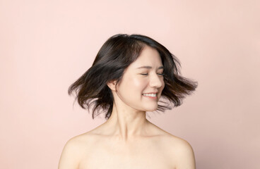 黒髪を振る女性　ヘアケアイメージ